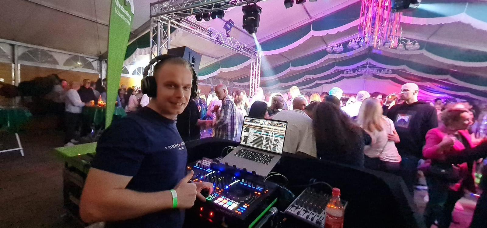 Lichtshow und Bühne bei einer Veranstaltung in NRW