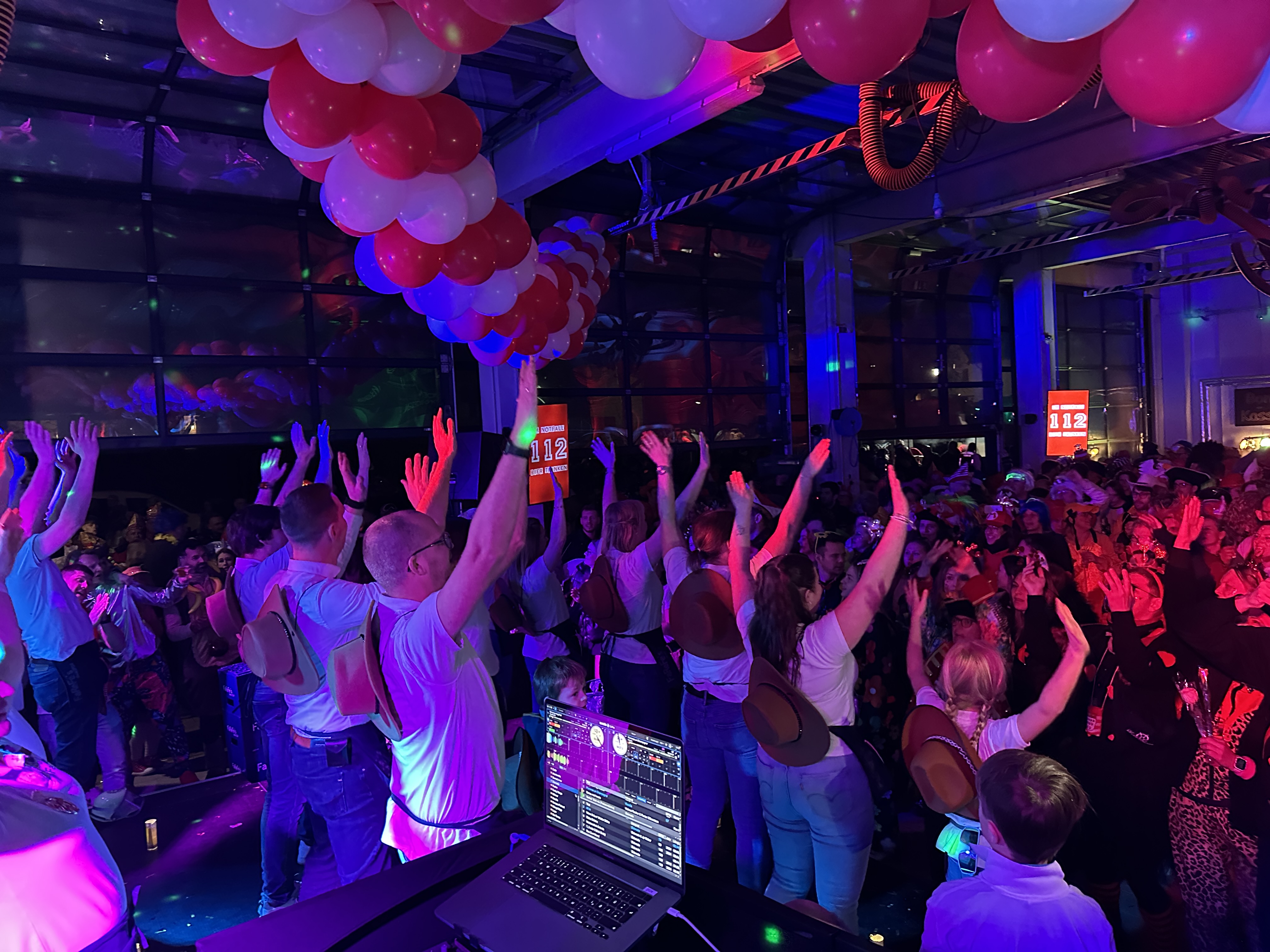 DJ Robert am Pult bei einem Event