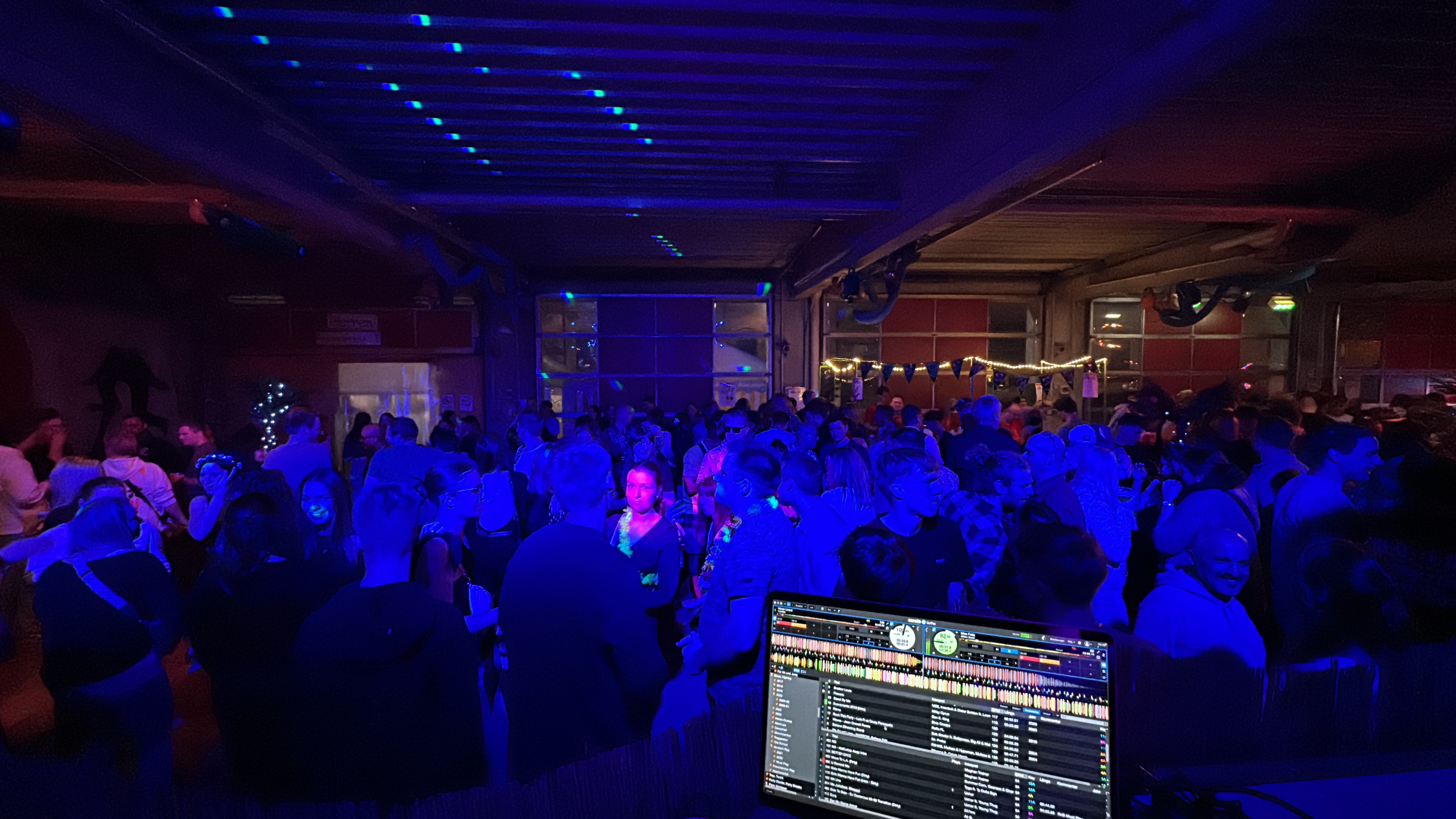 Professionelle Ton- und Lichttechnik beim Aufbau